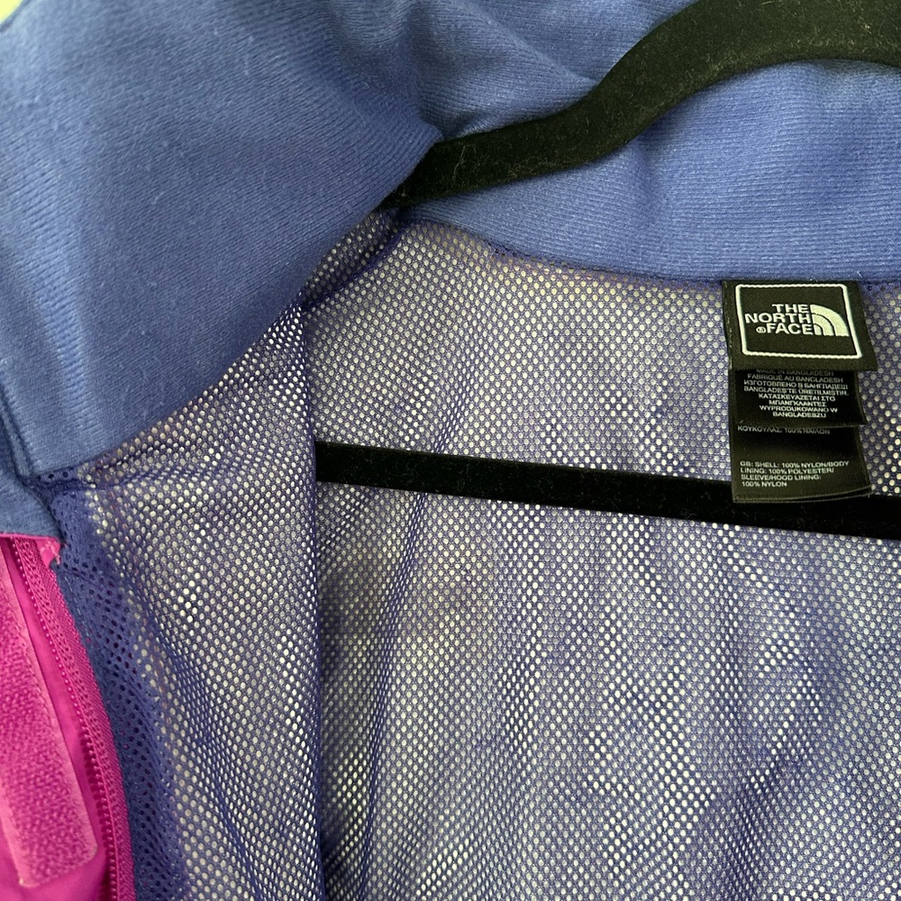 The North Face Women's Magenta Jacket - Picture 6 of 11